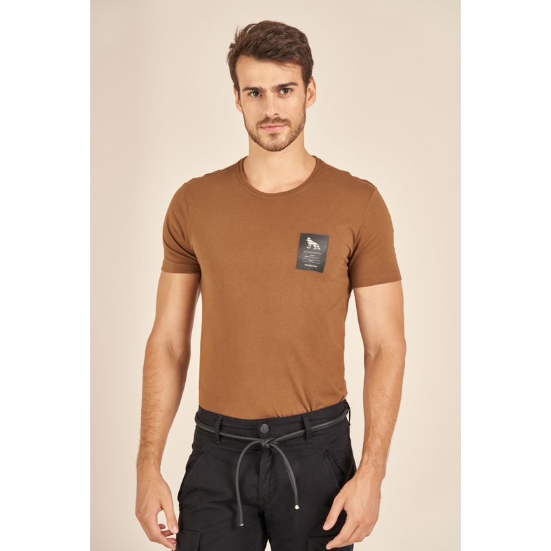 Camiseta-Acostamento-Casual-Marrom-com-Aplicacao-de-Etiqueta-Movecolor