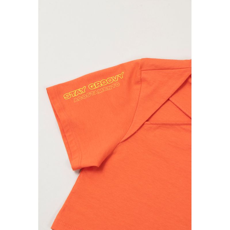 T-Shirt-Stay-Groovy-Young-Menina-Acostamento