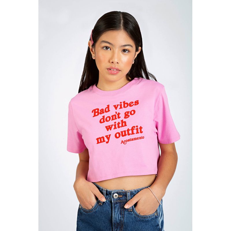 T-Shirt-Outfit-Young-Menina-Acostamento