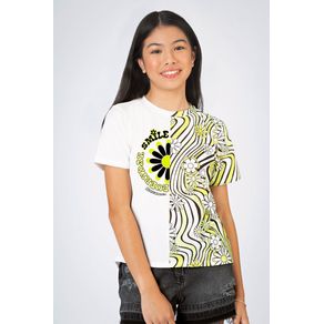 T-Shirt-Smile-Young-Menina-Acostamento