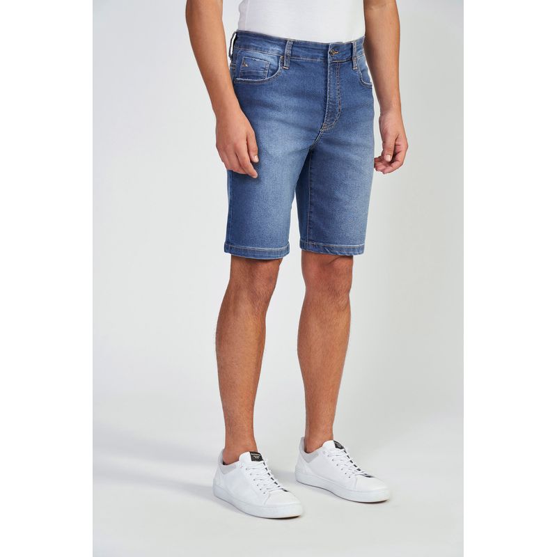 Bermuda-Jeans-Model-Masculina-Acostamento