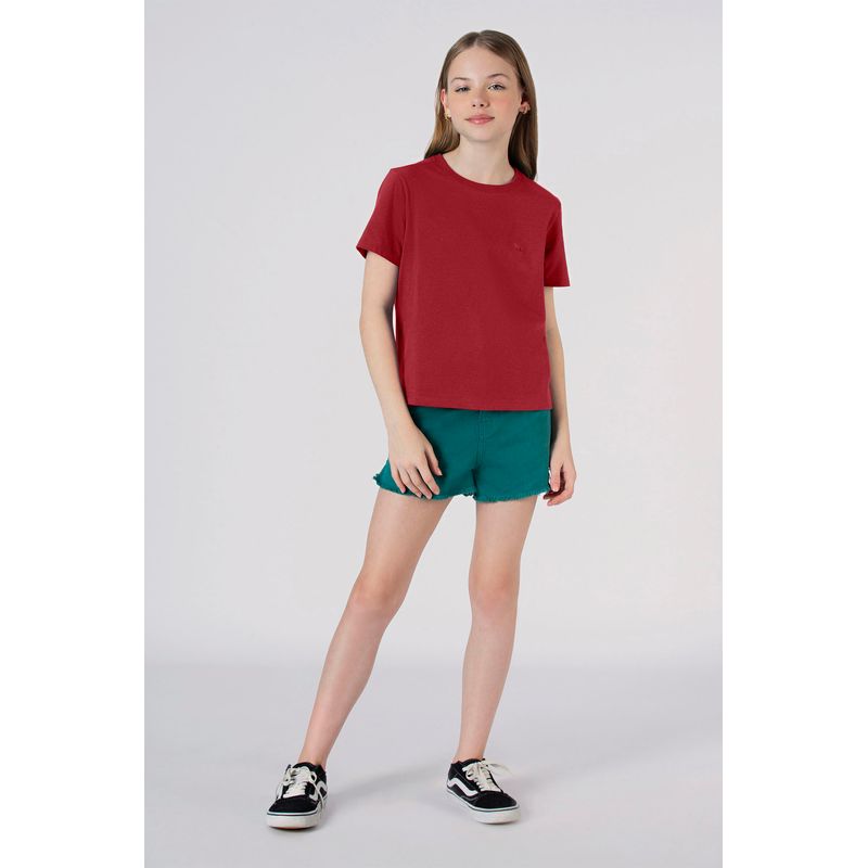 T-Shirt-Fashion-On-Young-Menina-Acostamento-