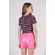 T-Shirt-Fashion-Young-Menina-Acostamento