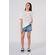 T-Shirt-Be-Kind-Young-Menina-Acostamento