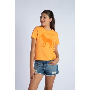 T-Shirt-Lobo-Young-Menina-Acostamento