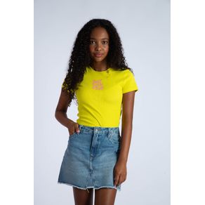 T-Shirt-Love-Club-Young-Menina-Acostamento-