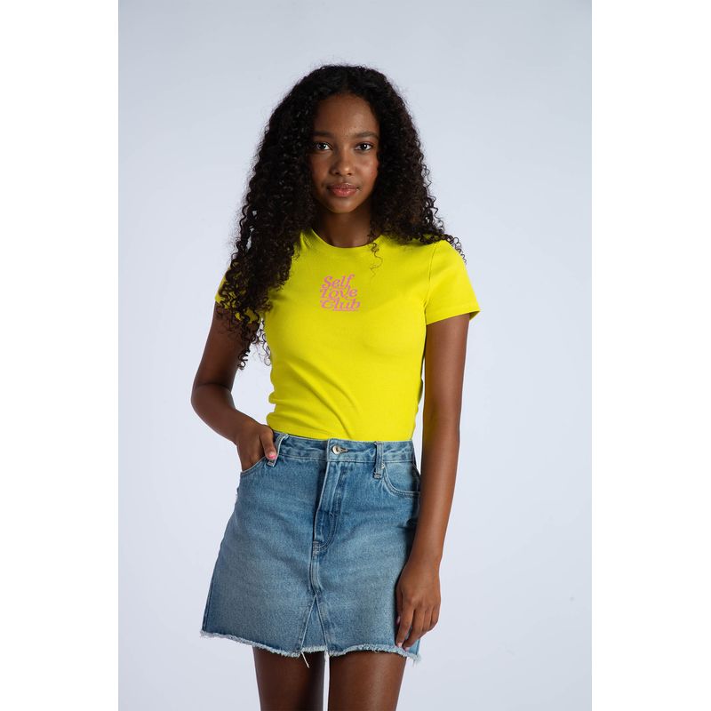 T-Shirt-Love-Club-Young-Menina-Acostamento-