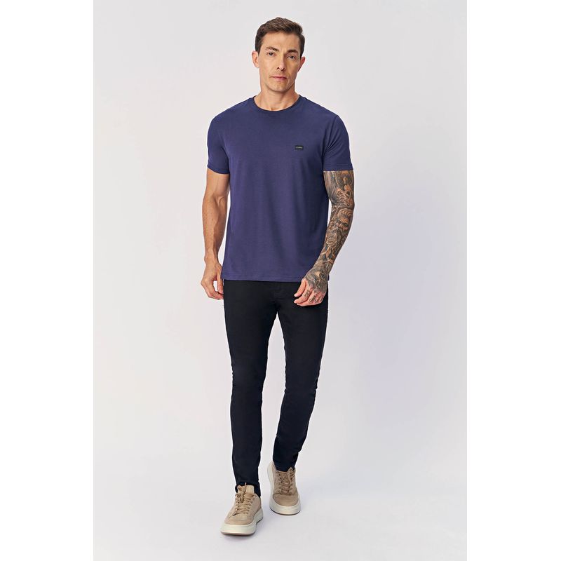 Camiseta-Pima-Detalhe-Logo-Masculina-Acostamento