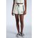 Short-College-Young-Menina-Acostamento