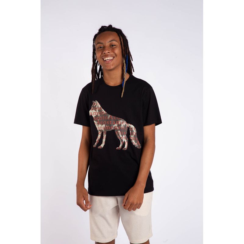Camiseta-Lobo-Letras-Young-Menino-Acostamento