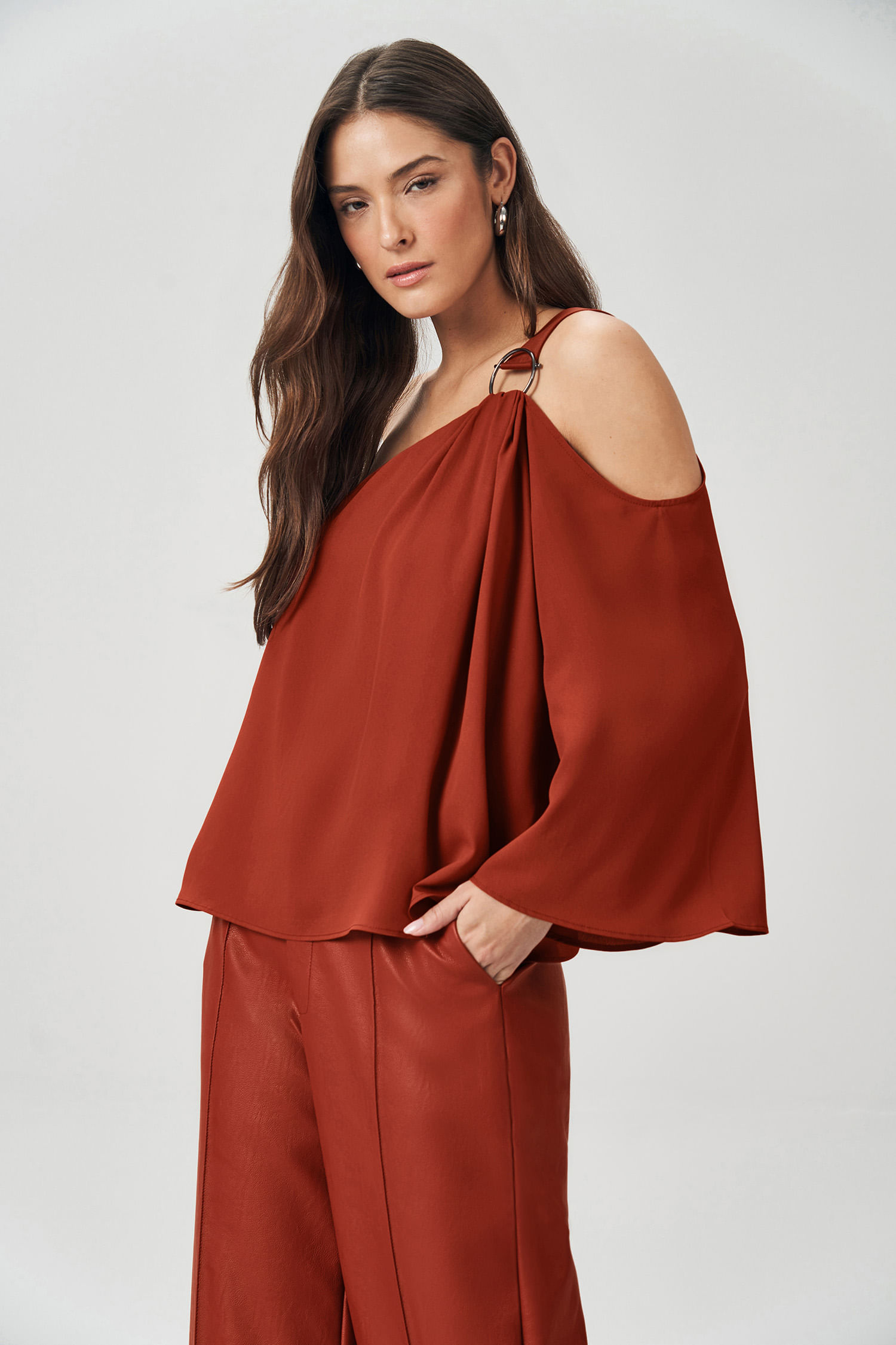 Blusa Assimétrica Acetinada Feminina Acostamento