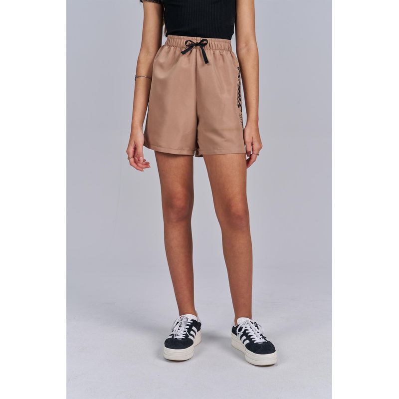 Short-Lettering-Young-Menina-Acostamento