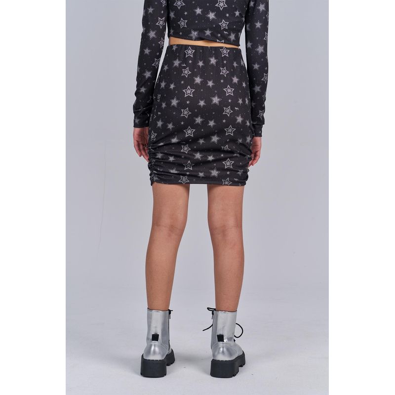 Saia-Stars-Young-Menina-Acostamento