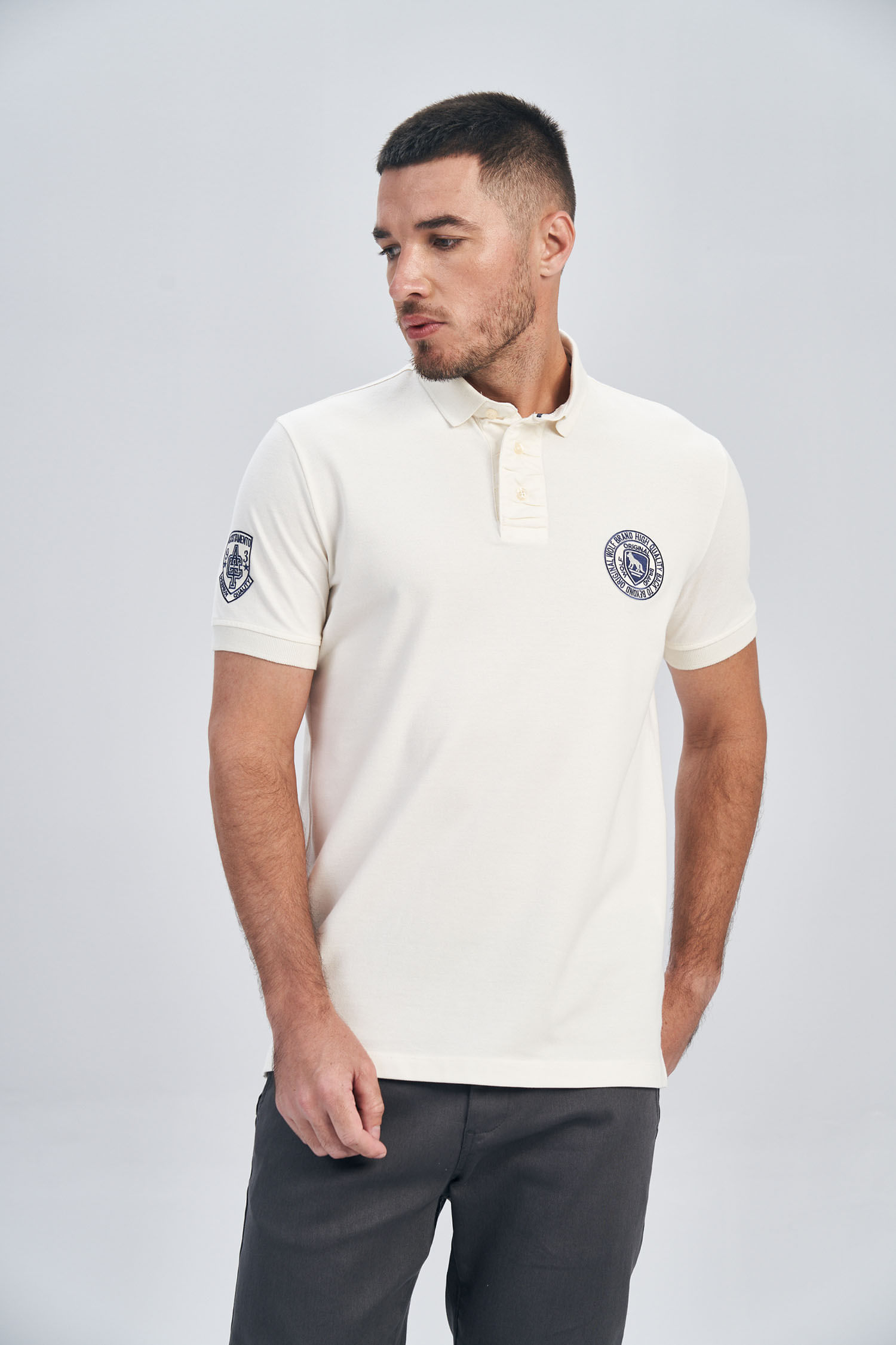 Polo Emblemas Masculina Acostamento