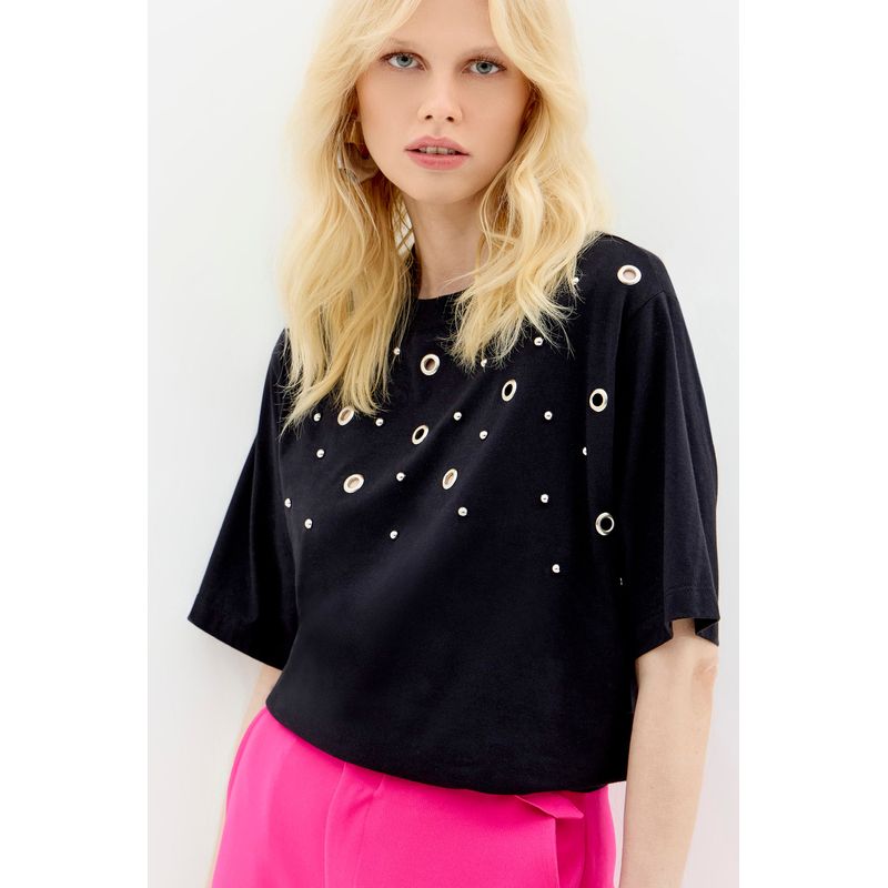 T-Shirt-Glam-com-Aplicacao-Feminina-Inblanche