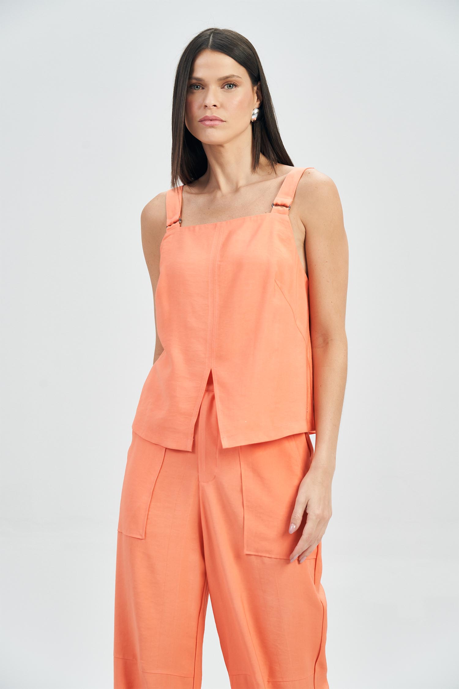Blusa Fluída com Fenda Feminina Acostamento