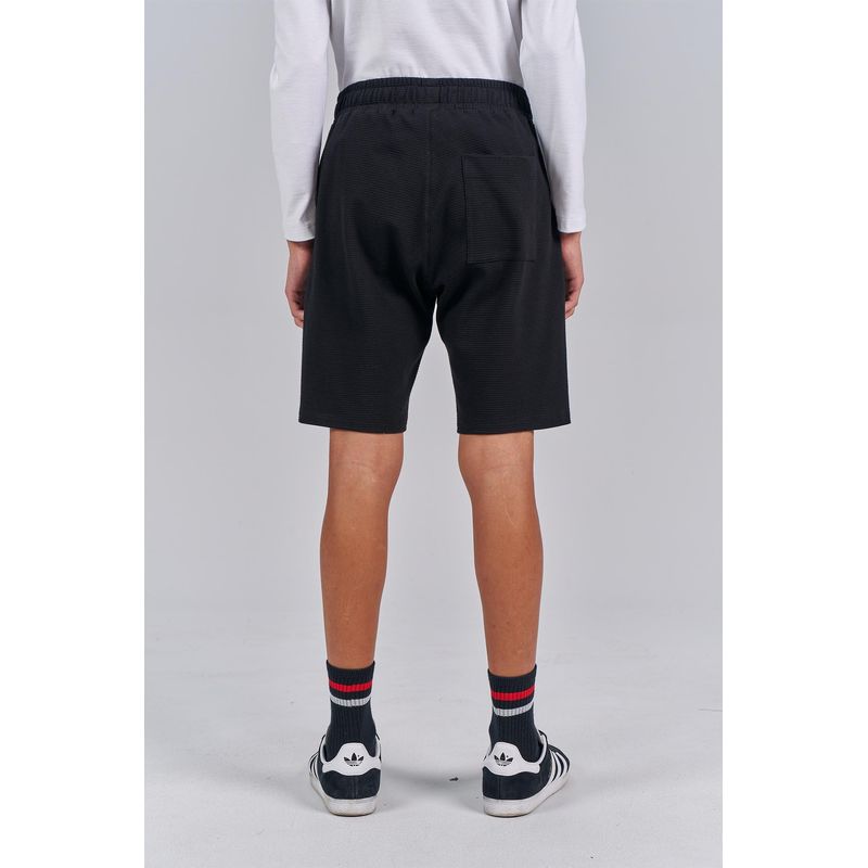 Bermuda-Square-Young-Menino-Acostamento