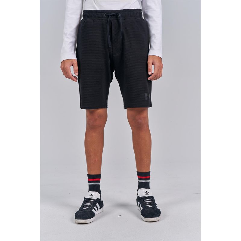 Bermuda-Square-Young-Menino-Acostamento